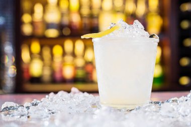 Barda limon ve zencefilli kokteyl.