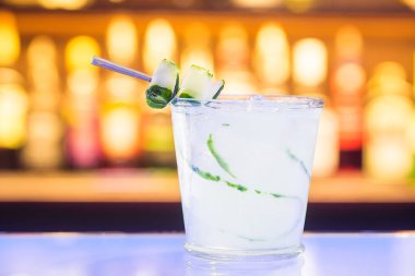 Barda bir çift kokteyl.