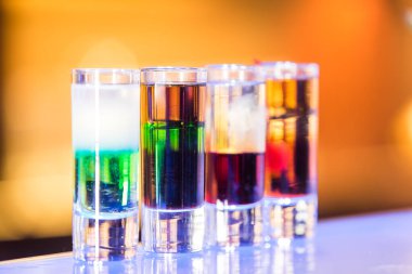 Barda dört shot kokteyl.