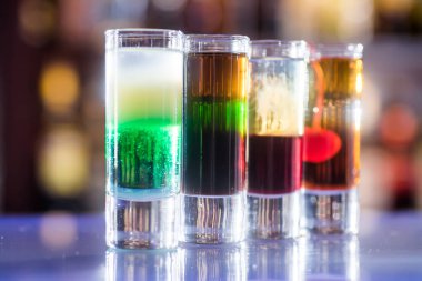 Barda dört shot kokteyl.