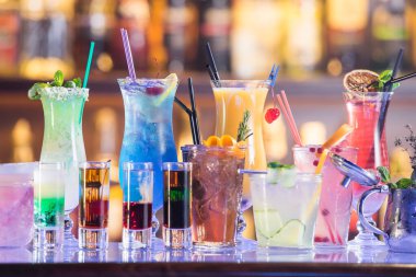 Barda bir çift kokteyl.