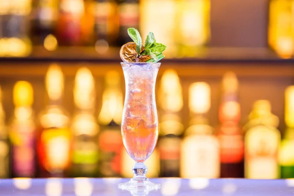 Cocktail Dans Élégant Verre Sur Bar — Photo