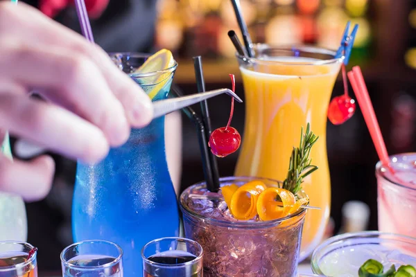 Barman Maakt Cocktails Klaar Met Een Kers — Stockfoto