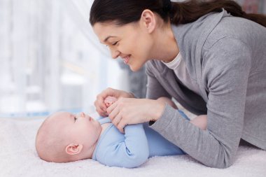 Mutlu anne ve küçük bebek gülüşü