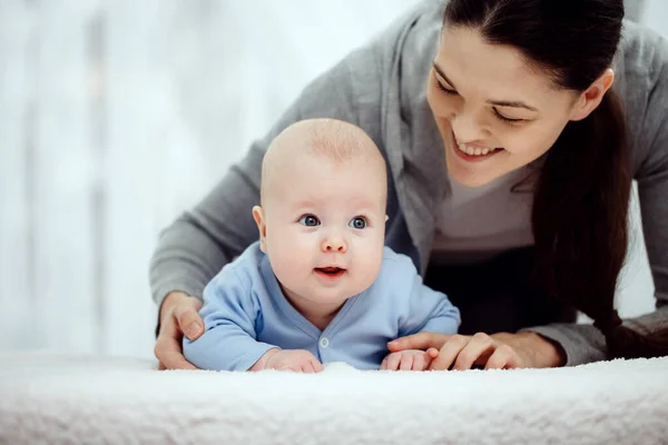 Mãe Feliz Pequeno Sorriso Bebê — Fotografia de Stock