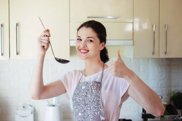 Mujer Joven Cocina Prueba Sopa Con Sal Con Cucharón Mostrando —  Fotos de Stock