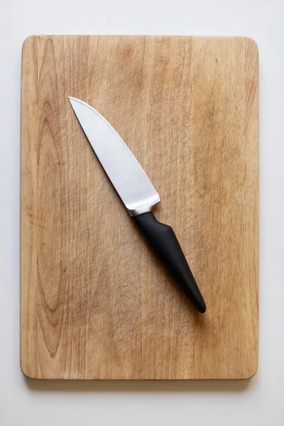 Стальной Нож Деревянная Доска Белом Столе Кухне — стоковое фото