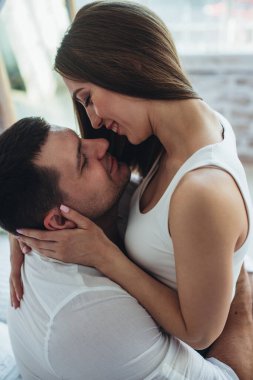 Genç aşıklar erkek ve kadın yataktaki yataktalar. Sarıl, öp..