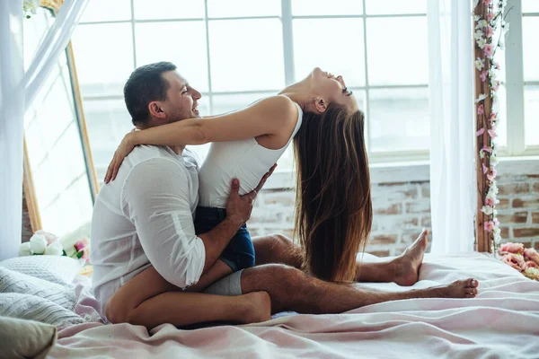 Jeunes Amants Homme Femme Dans Chambre Sur Lit Câlin Baiser — Photo