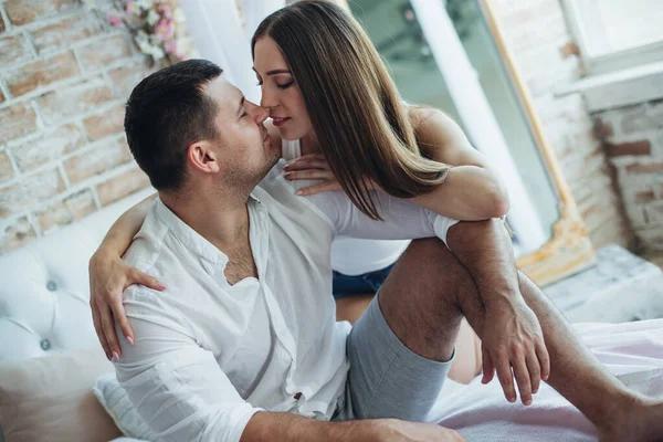 Jóvenes Amantes Hombre Mujer Dormitorio Cama Abrazo Beso —  Fotos de Stock