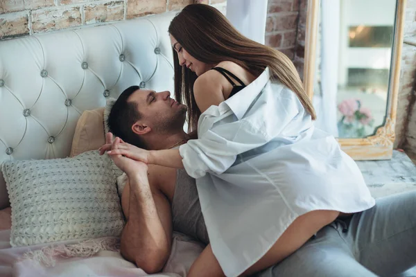 Jóvenes Amantes Hombre Mujer Dormitorio Cama Abrazo Beso — Foto de Stock