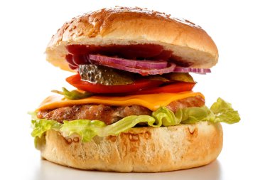 Beyaz arka planda hamburger yakın plan