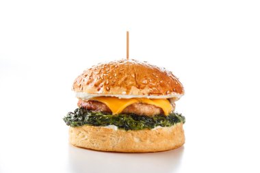 Beyaz arka planda hamburger yakın plan