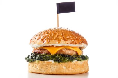 Beyaz arka planda hamburger yakın plan