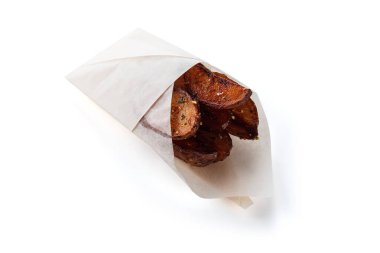 Beyaz bir arka planda hediye paketi içinde patates kızartması.)