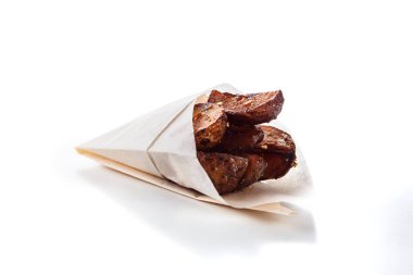 Beyaz bir arka planda hediye paketi içinde patates kızartması.)