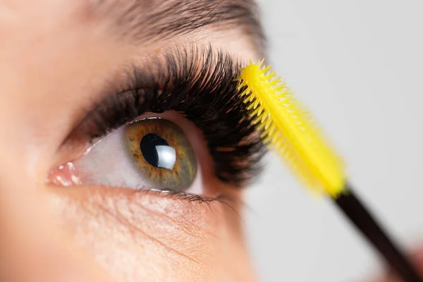 Retrato Una Hermosa Mujer Con Pestañas Corrección Cejas Ojo Cerca — Foto de Stock