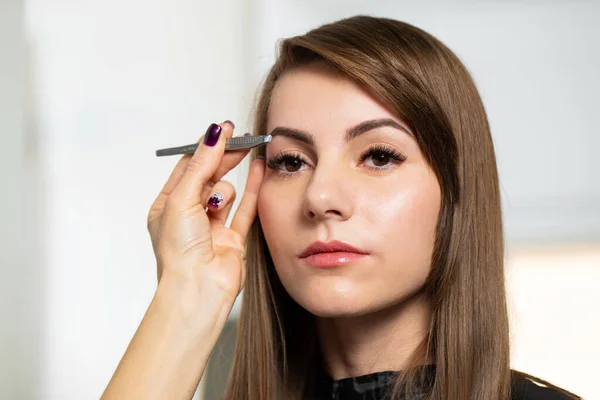 Cosmetoloog Plukt Cliënt Wenkbrauwen Door Pincet — Stockfoto