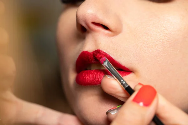Make Kunstenaar Schildert Lippen Naar Klant Met Rode Lippenstift — Stockfoto