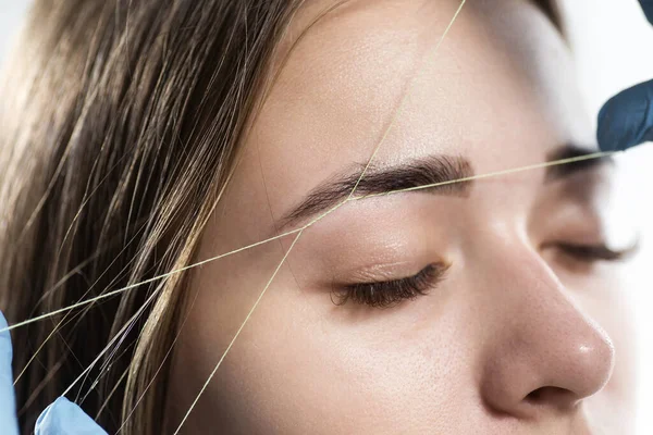 Cosmetologist Plucks Client Eyebrows Thread — Stock Photo, Image