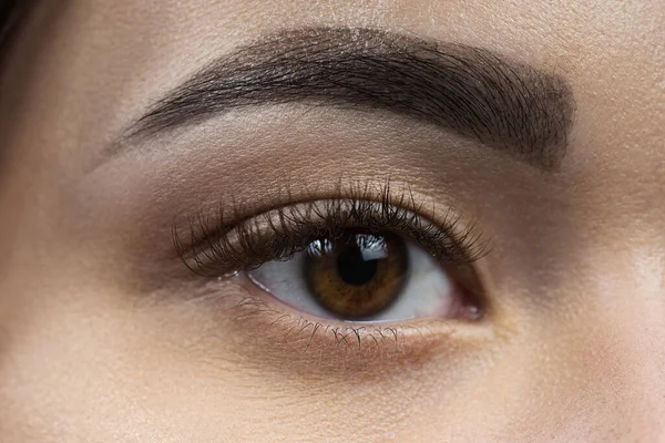 Retrato Una Hermosa Mujer Con Pestañas Corrección Cejas Macro Cerrar — Foto de Stock