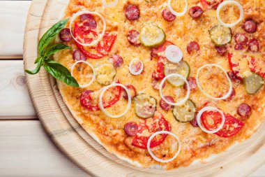 İnce yuvarlak iştah açıcı pizza.