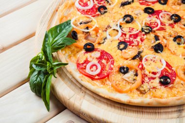 İnce yuvarlak iştah açıcı pizza.