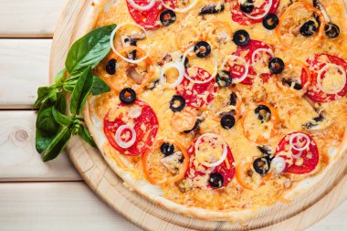 İnce yuvarlak iştah açıcı pizza.