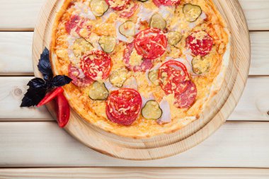 İnce yuvarlak iştah açıcı pizza.