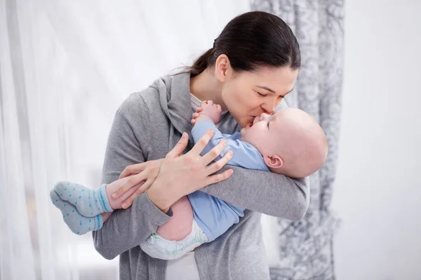 Uma Mãe Feliz Está Segurando Uma Criança Pequena — Fotografia de Stock