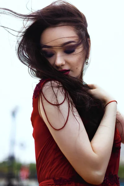 Портрет Молодой Брюнетки Красном Платье Поездом Evolving Wind — стоковое фото