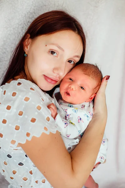 Mãe Bebê Recém Nascido Fundo Branco — Fotografia de Stock