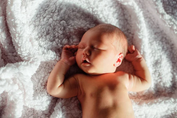 Bebé Recién Nacido Durmiendo Sobre Fondo Blanco Contraluz —  Fotos de Stock