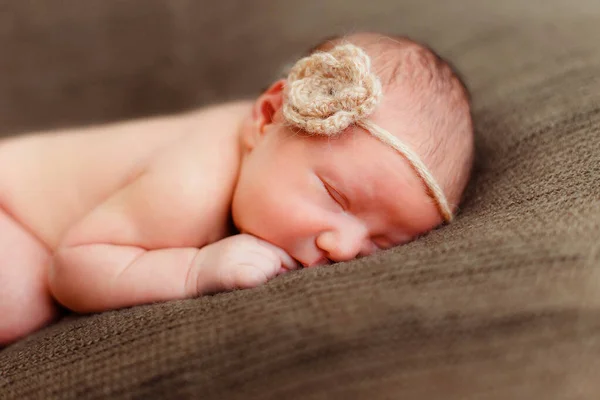 Neugeborenes Mädchen Mit Blume Auf Dem Kopf Auf Braunem Hintergrund — Stockfoto