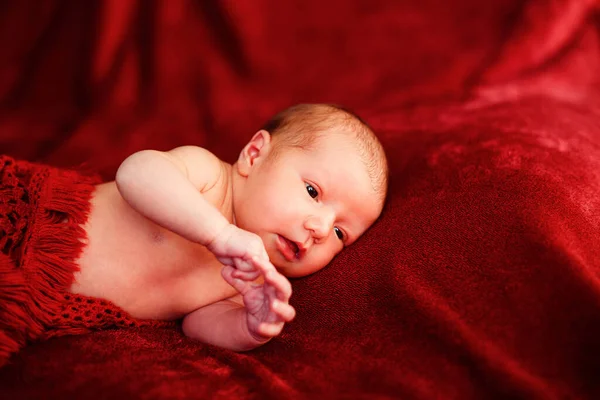 Bebê Recém Nascido Fundo Vermelho — Fotografia de Stock