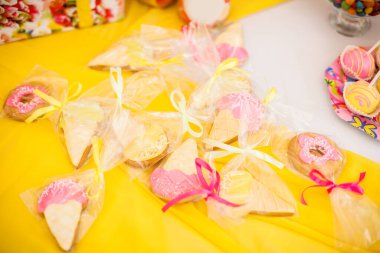 Dondurma ve çörek şeklinde boyanmış pastalar.