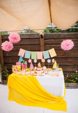 Çocukların doğum günü partisinde çikolata.