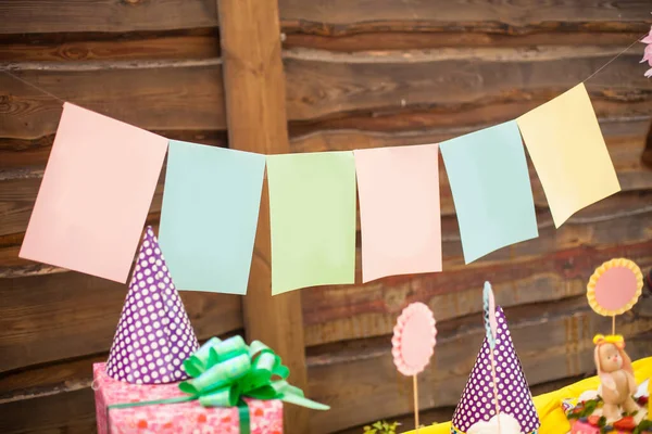 Pedaços Papel Multicoloridos Pendurados Corda Quando Crianças — Fotografia de Stock