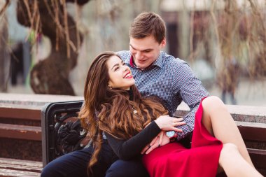 Sevgili çift bankta oturuyor.