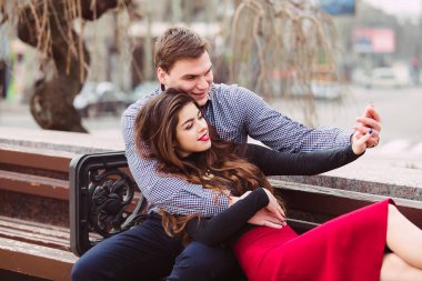 Evlenme teklifinden sonra erkek ve kız alyanslara bayılır.