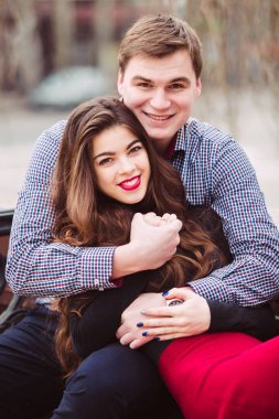 Sevgili çift bankta oturuyor.