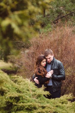 Aşıklar dışarıda sarılıyor.