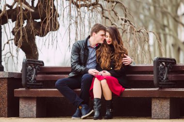 Sevgili çift bankta oturuyor.