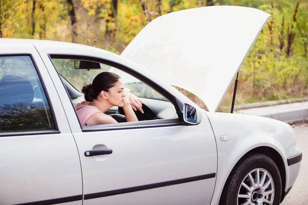 Uma Mulher Espera Por Assistência Perto Seu Carro Quebrado Estrada — Fotografia de Stock