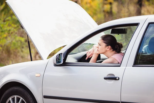 Женщина Ждет Помощи Возле Своей Машины Сломанной Дороге — стоковое фото