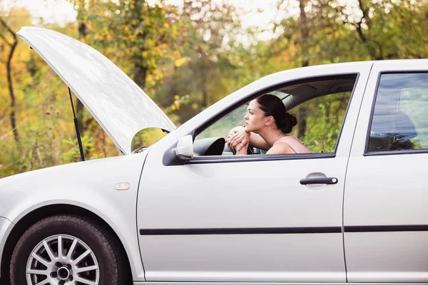 Uma Mulher Espera Por Assistência Perto Seu Carro Quebrado Estrada — Fotografia de Stock