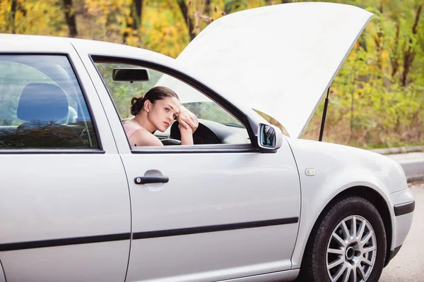 Jovem Mulher Triste Seu Carro Porque Quebrou — Fotografia de Stock