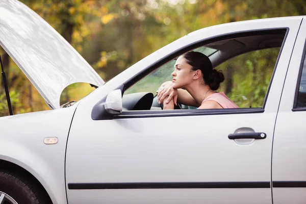 Jovem Mulher Triste Seu Carro Porque Quebrou — Fotografia de Stock