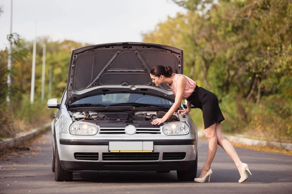 Kobieta Czeka Pomoc Pobliżu Samochodu Zepsutego Drodze — Zdjęcie stockowe