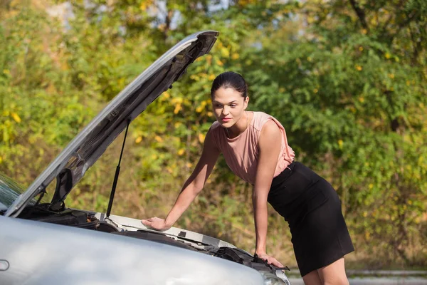 Jovem Mulher Olha Sob Capô Seu Carro Tentando Encontrar — Fotografia de Stock